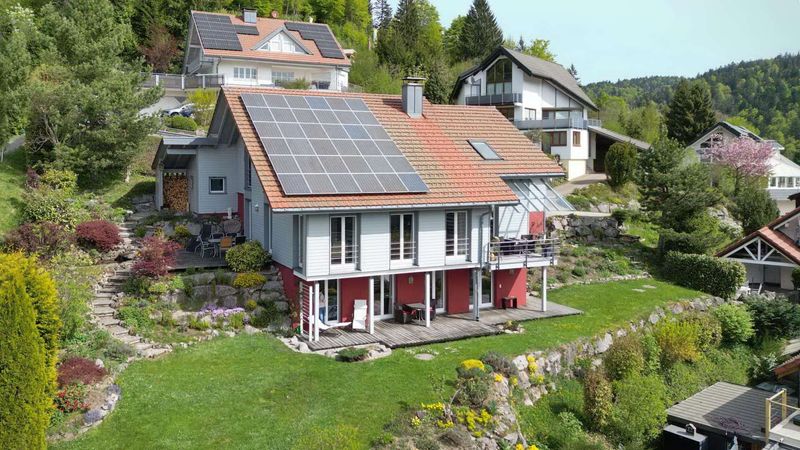 Hanglage mit Weitblick - Einfamilienhaus mit Einliegerwohnung in Holzbauweise
